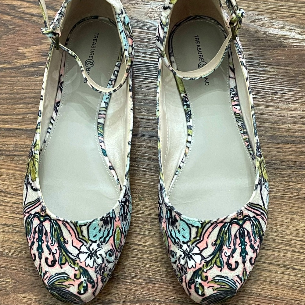 Flats: 8/1/2M white pink black blue-gray on suede. Pink bag in my closet.